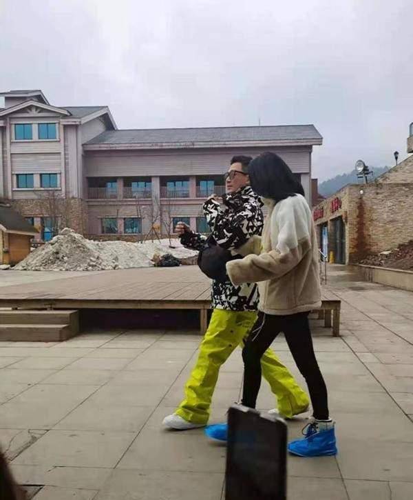 显得|妻子5路透，秦海璐夫妇打扮朴实却最恩爱，刘涛孤身显落寞