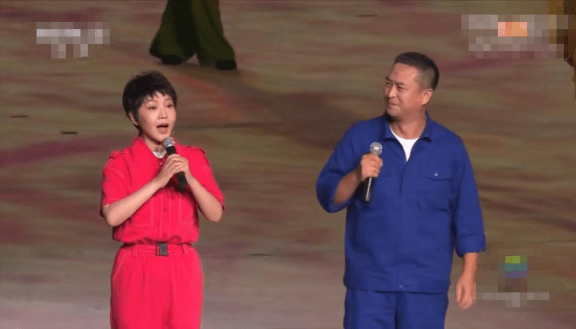 显得|这才是闫妮真实的样子，皮肤多皱又松弛，剪了短发更像大婶了！