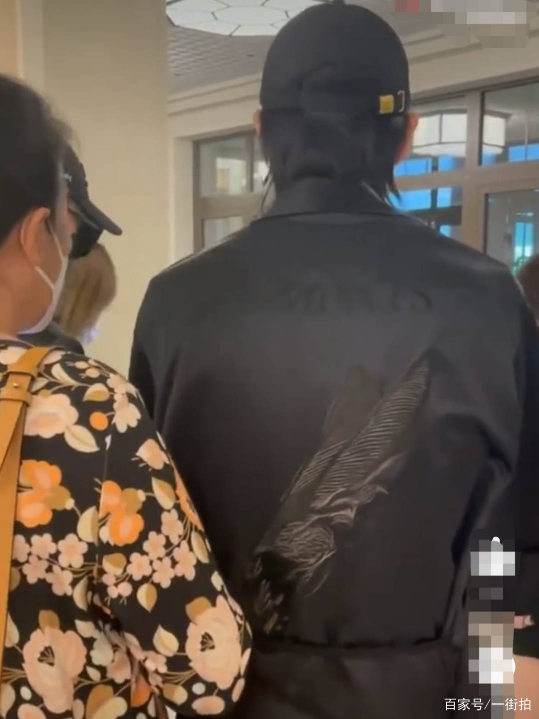 戚薇|网友偶遇戚薇一家，lucky穿纱裙变公主，戚薇大白腿比纸还白！