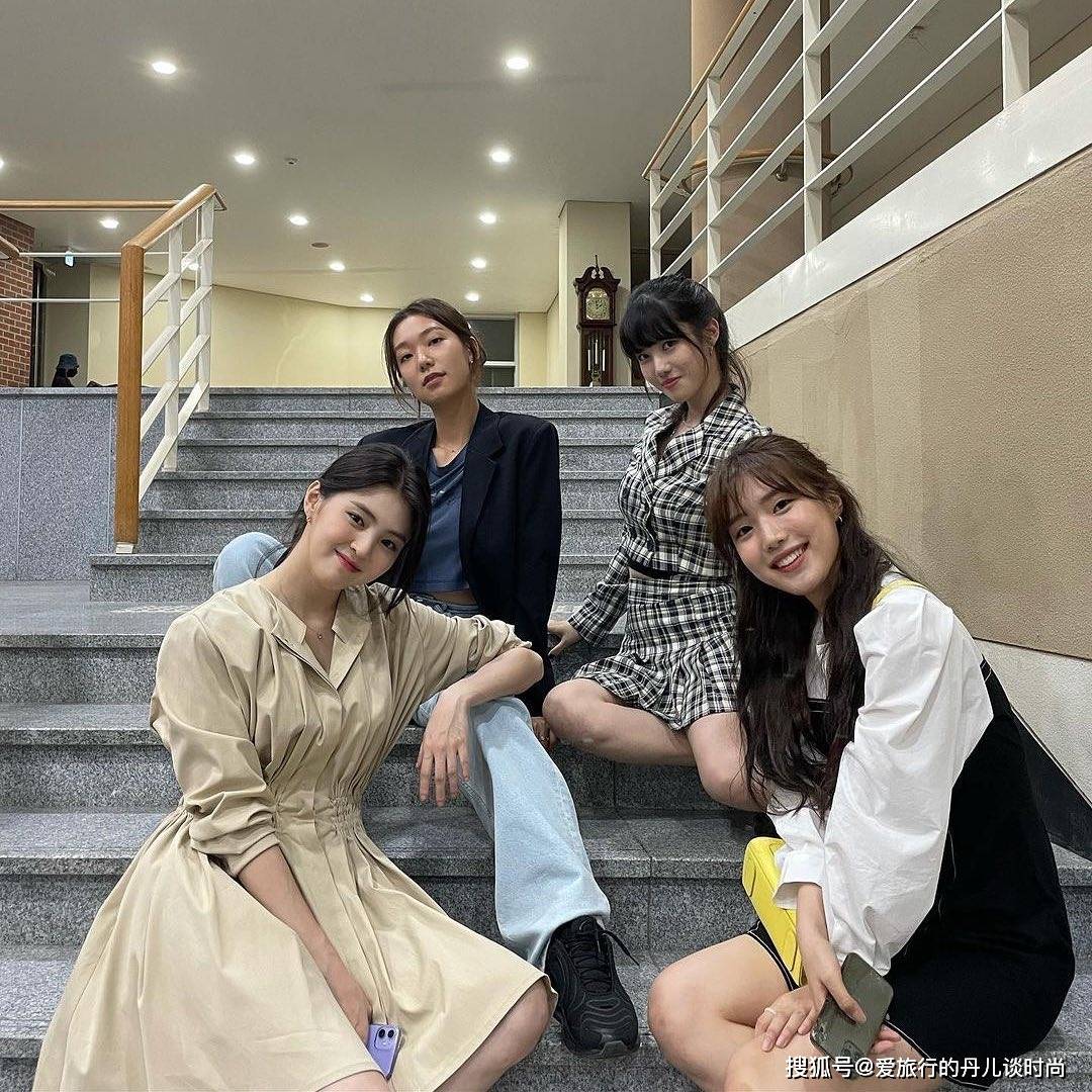 颜色|跟着韩剧《无法抗拒的他》学穿搭，韩素希的时尚减龄穿搭大合集