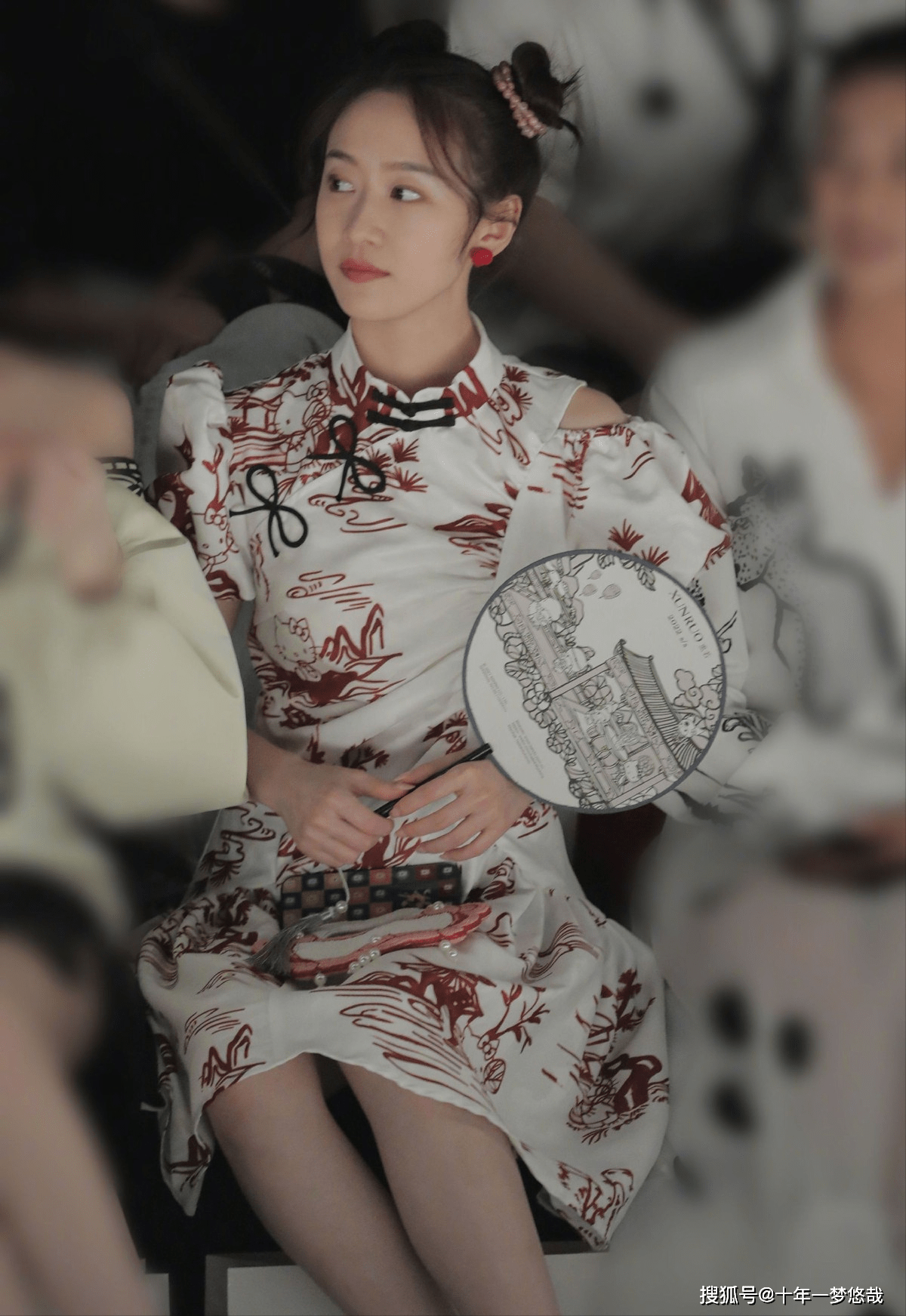 灵气|严莉莉扮演者长大了,穿改良版旗袍太有灵气,看着好甜啊