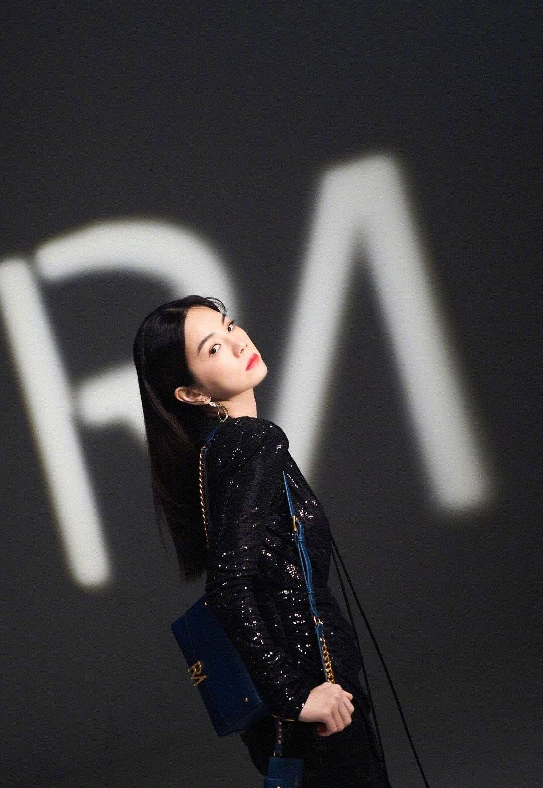 嘉桦ella黑衣长发新造型 尽显知性成熟女人魅力