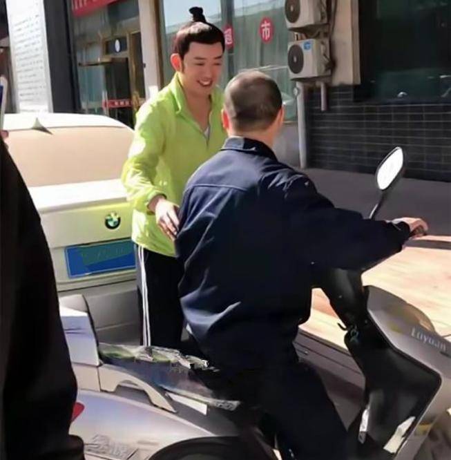 台湾艺人秦杨挨揍真相为传播妹迟到发飙遭围？