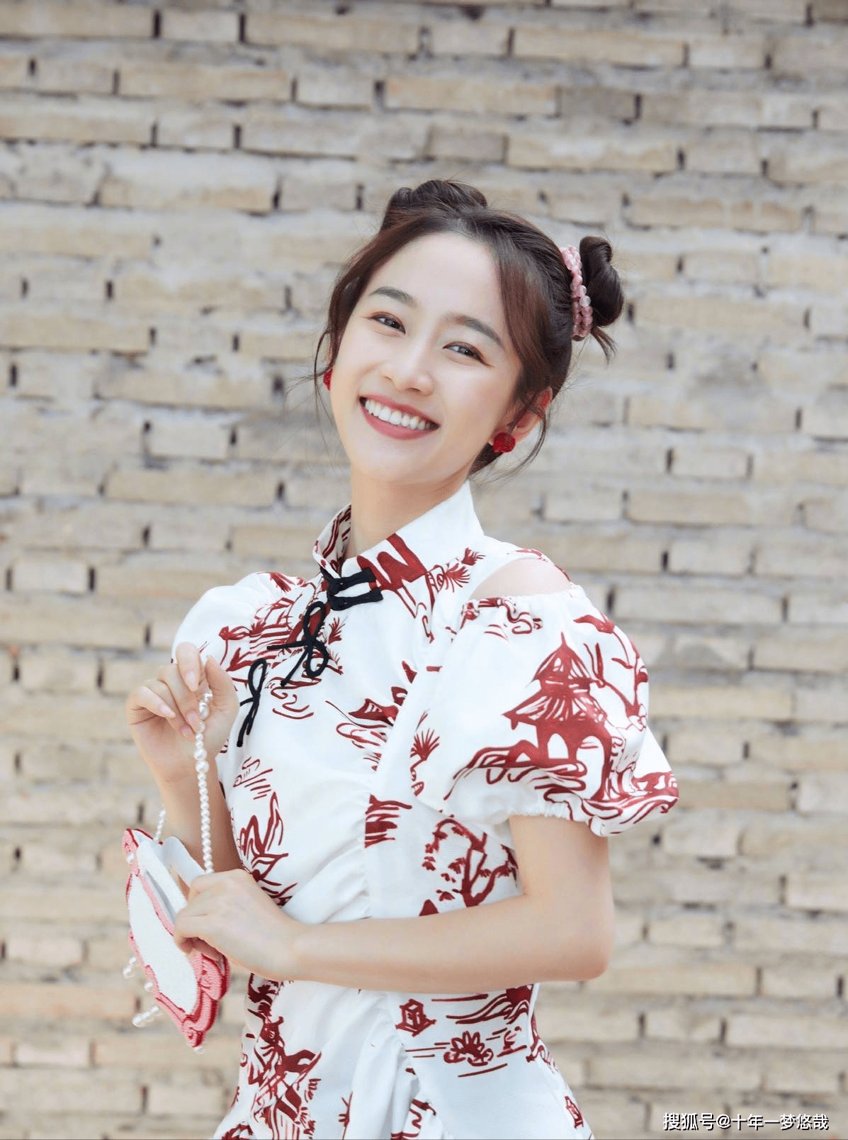 灵气|严莉莉扮演者长大了,穿改良版旗袍太有灵气,看着好甜啊