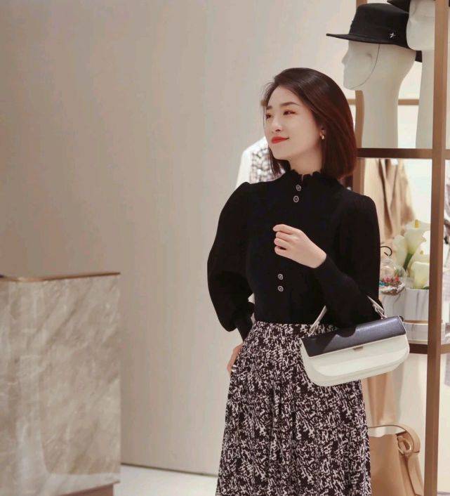 黑色|简洁大方的秋装是首选，简单又好穿，舒适感满分