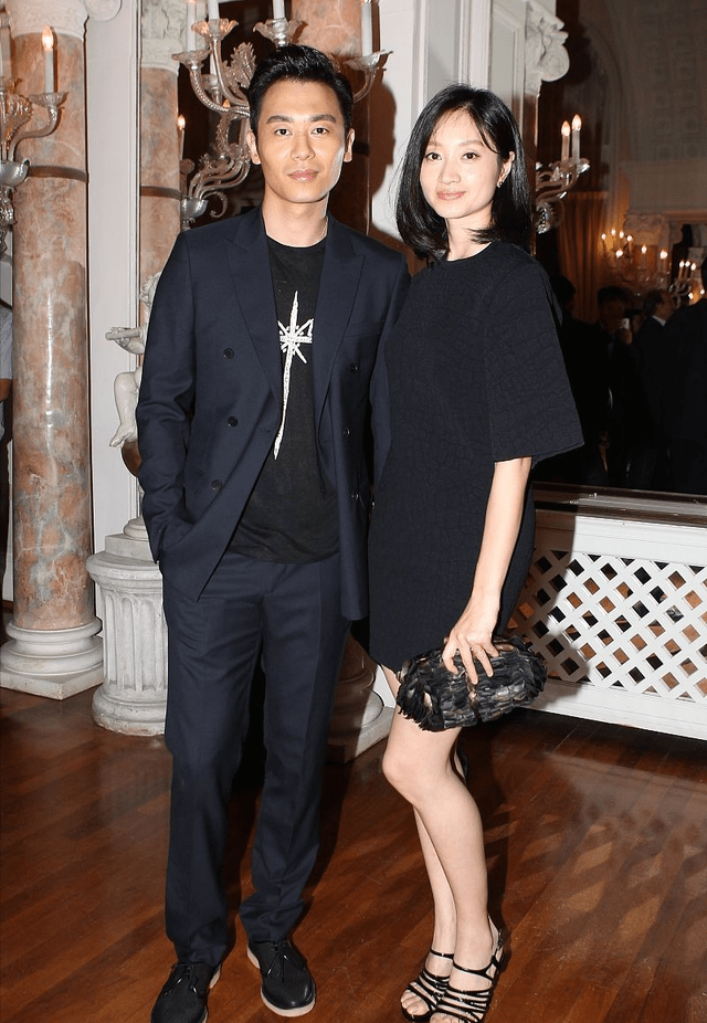 黑色|朱亚文夫妇越看越登对，俩人黑色装扮默契十足，沈佳妮淡妆仍惊艳