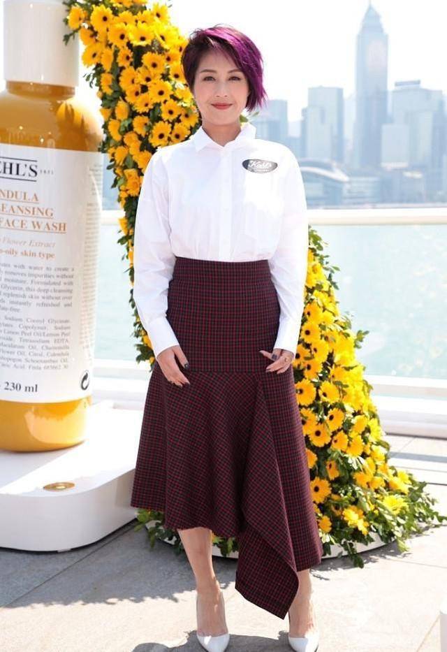 身材|杨千嬅把衬衫穿出别样风情,领口缠一圈布带,脖子看着有点勒