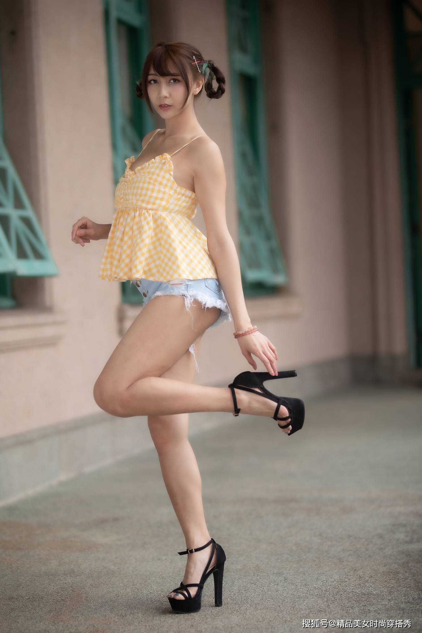 身材|街拍：吊带背心搭配清新减龄的牛仔短裤清爽又帅气