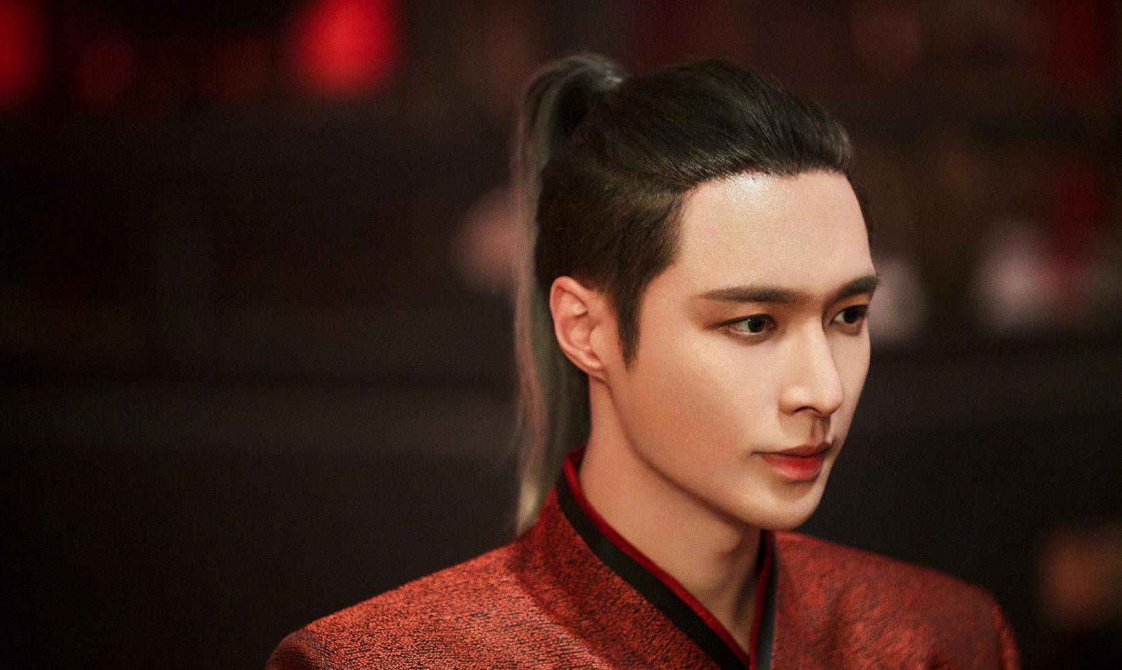 大气|张艺兴罕见秀古装造型,着红装束马尾,气质这块拿捏的恰到好处