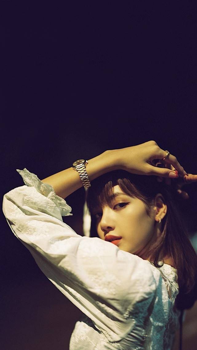 女硕士拒绝追求者被杀家属发声 Lisa钻石吊带造型曝光 无刘海造型被吐槽 发际线真的很高 深圳智慧资讯网