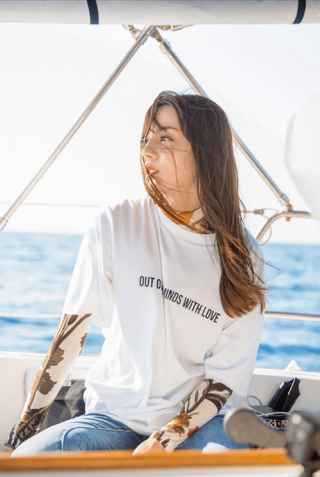 卫衣|迪丽热巴造型太出众，红色卫衣配黑色皮裙洋气精致，美得耀眼