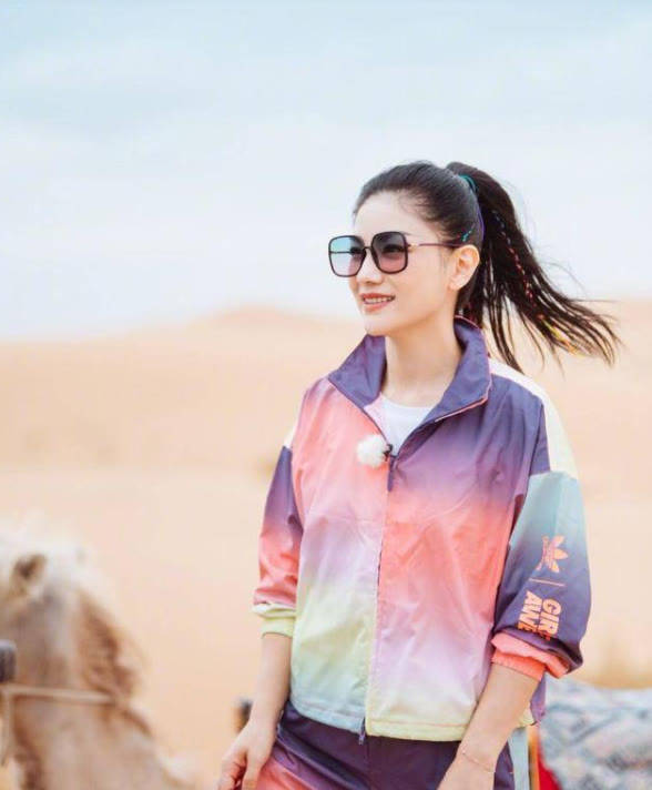 整体|胡可一家四口走机场,穿小黑裤暴露“阿姨肚”,两儿子穿得还挺潮