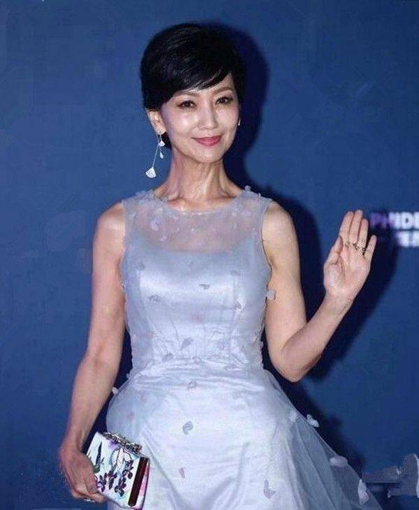 显得|没打光没修图，这才是真实的赵雅芝，穿背带裤也难掩苍老的素颜！