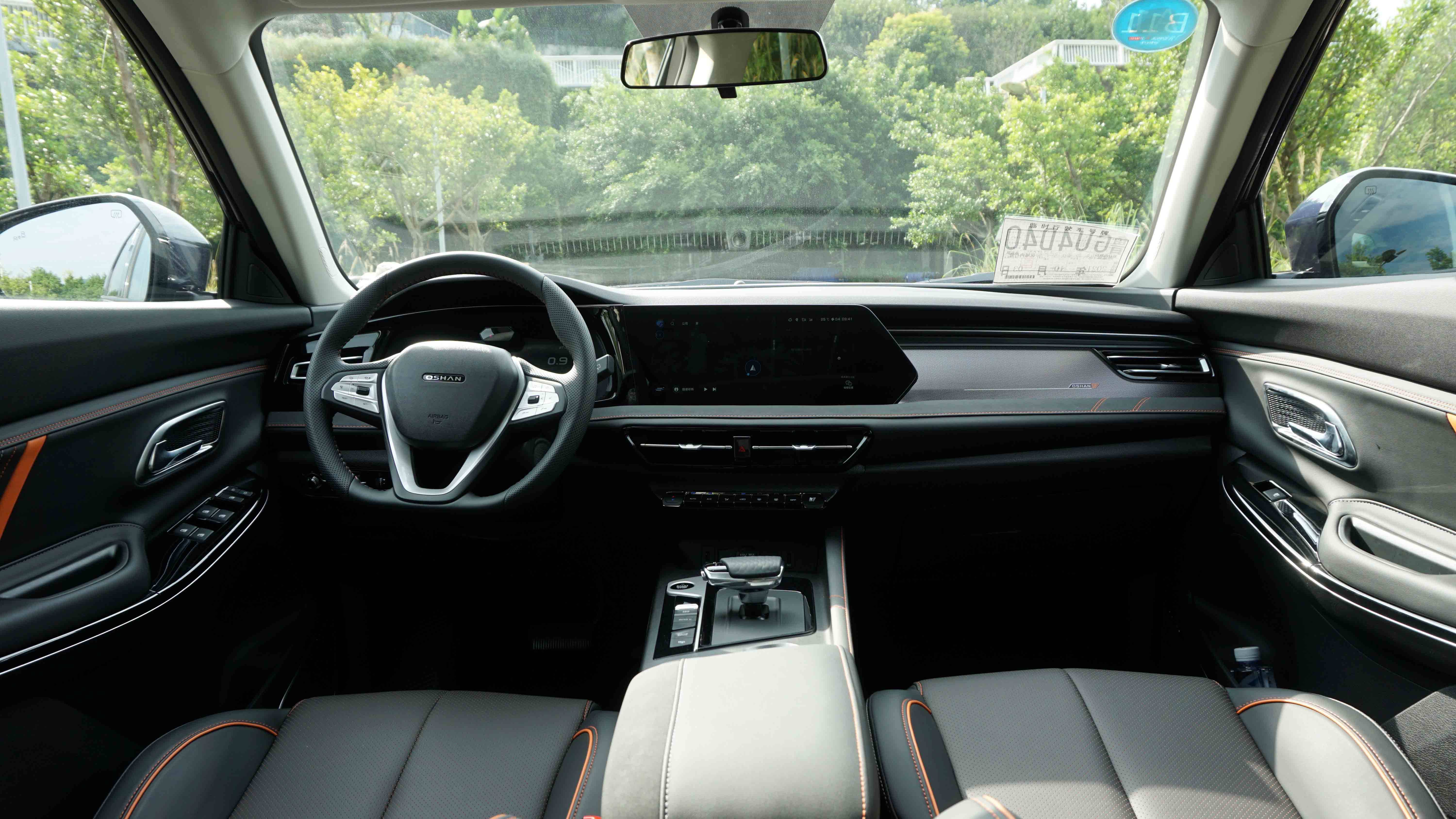 内饰部分同样有较为明显的变化,长安欧尚x7plus在内饰上采用了环抱式