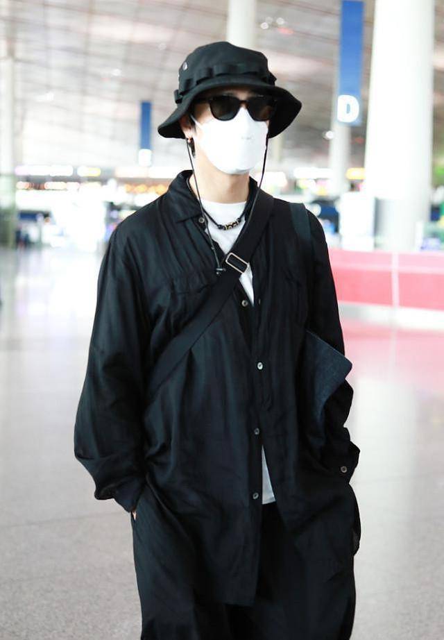 感觉|陈坤的搭配挺简单的，可是一般人穿不出这气质，松垮却不邋遢