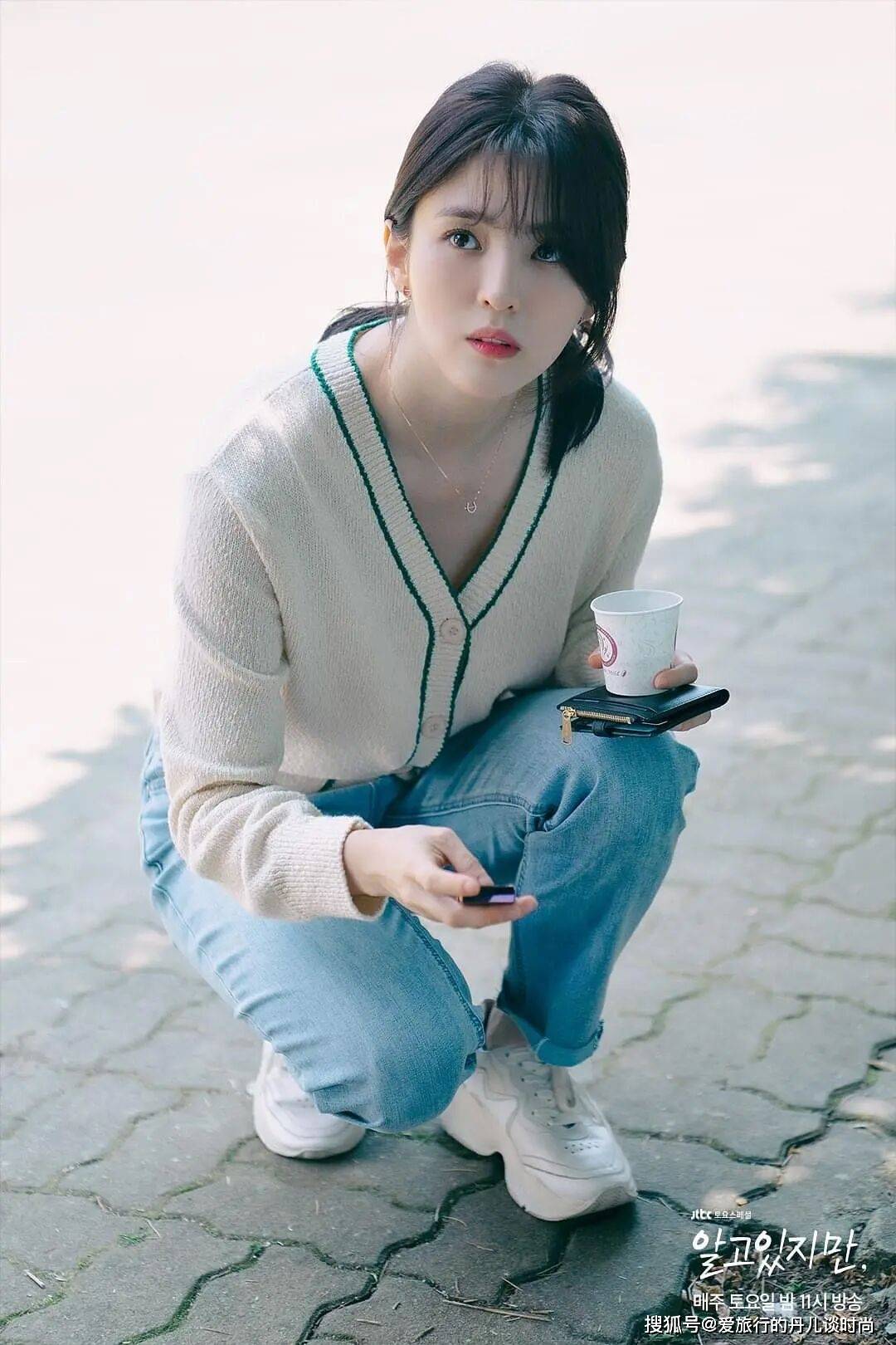 颜色|跟着韩剧《无法抗拒的他》学穿搭，韩素希的时尚减龄穿搭大合集