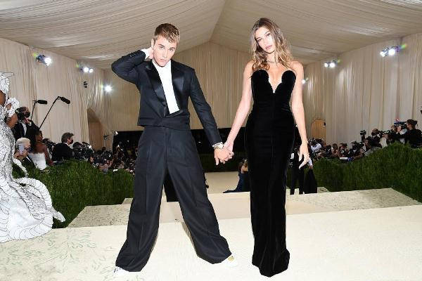 爱妻|海莉怀孕了吗?贾斯汀·比伯携爱妻走红毯,有意娇妻肚子