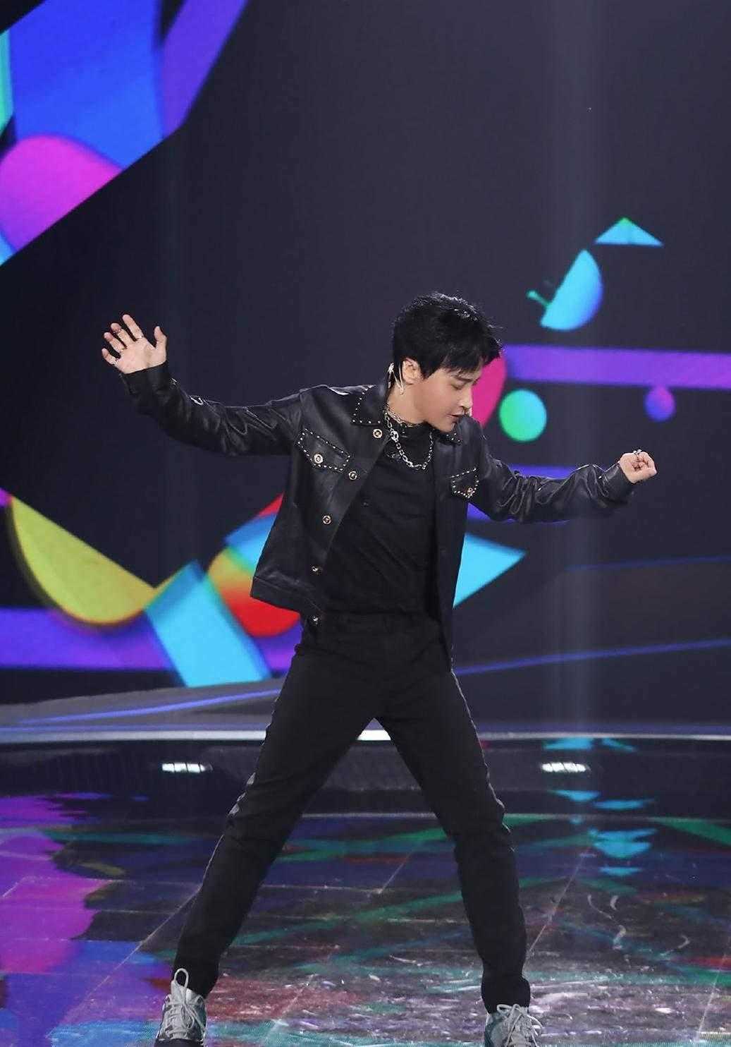 通身|陈志朋暴瘦20斤帅爆了，穿粉色西装像90后，油腻大叔变小鲜肉