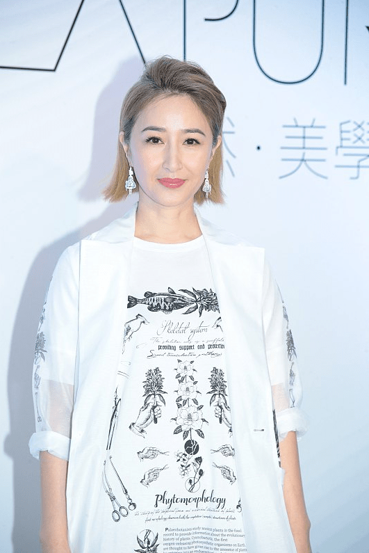 显得|快60岁的关咏荷状态还跟年轻人一样，穿白衣不显老，还是那么美