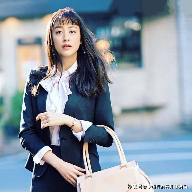 颜色|美女模特的时尚穿搭，5种颜色搭配搞定，您也能做得到呢