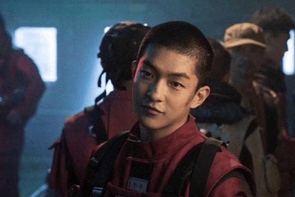 吴京|与吴京搭档后被捧红，身价直接飙升20倍，如今屈楚萧却恩将仇报？