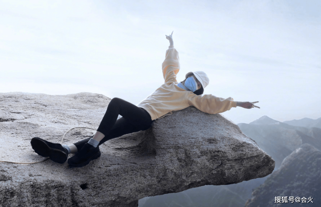 胆子|周冬雨悬崖边石头上拍照！仅用一根绳子拴在腰部，单腿站立好大胆