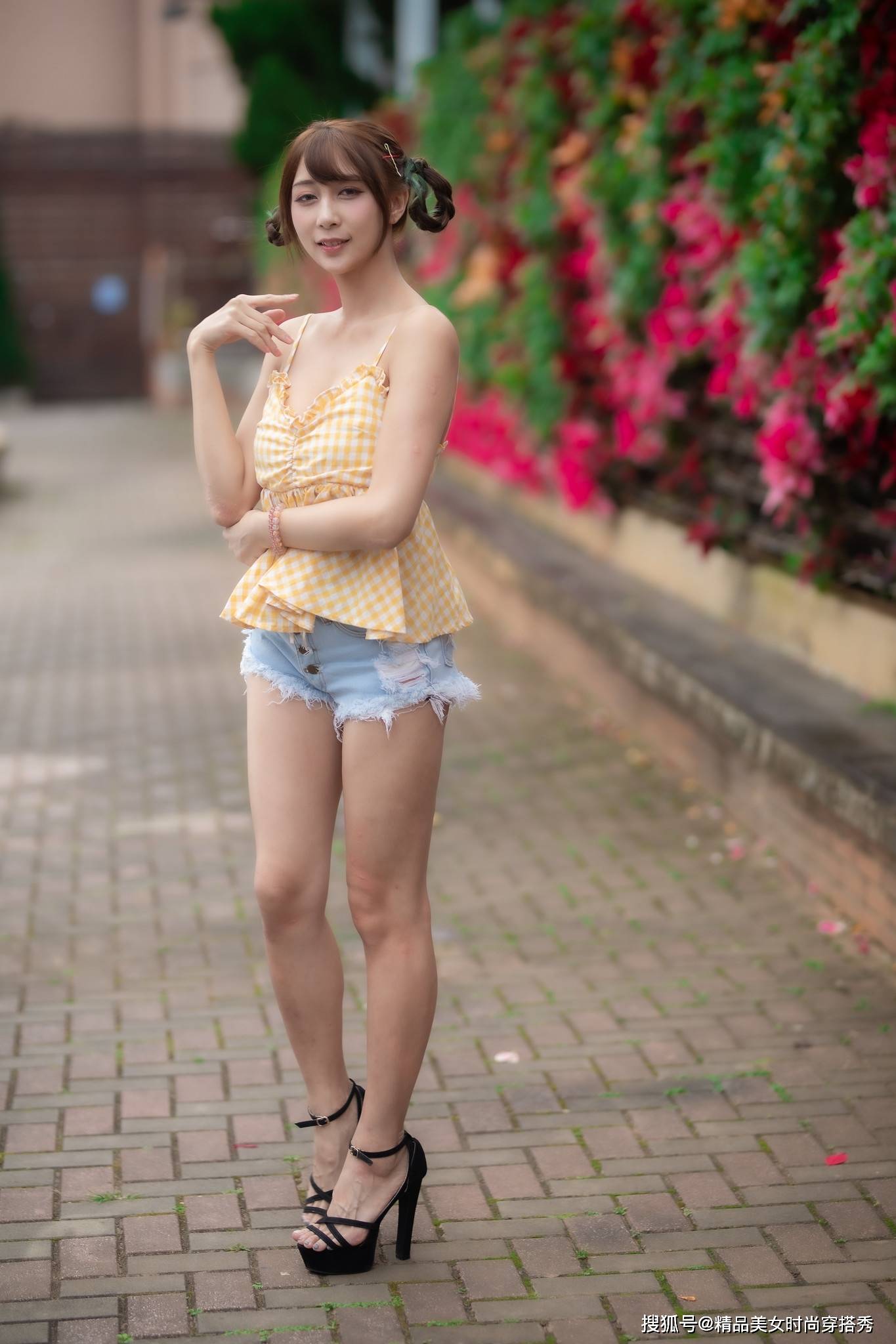 身材|街拍：吊带背心搭配清新减龄的牛仔短裤清爽又帅气