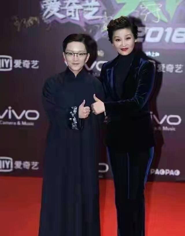 女强人|徐帆剪了短发更有气场，穿灰色西装尽显女强人风范，一看就不好惹