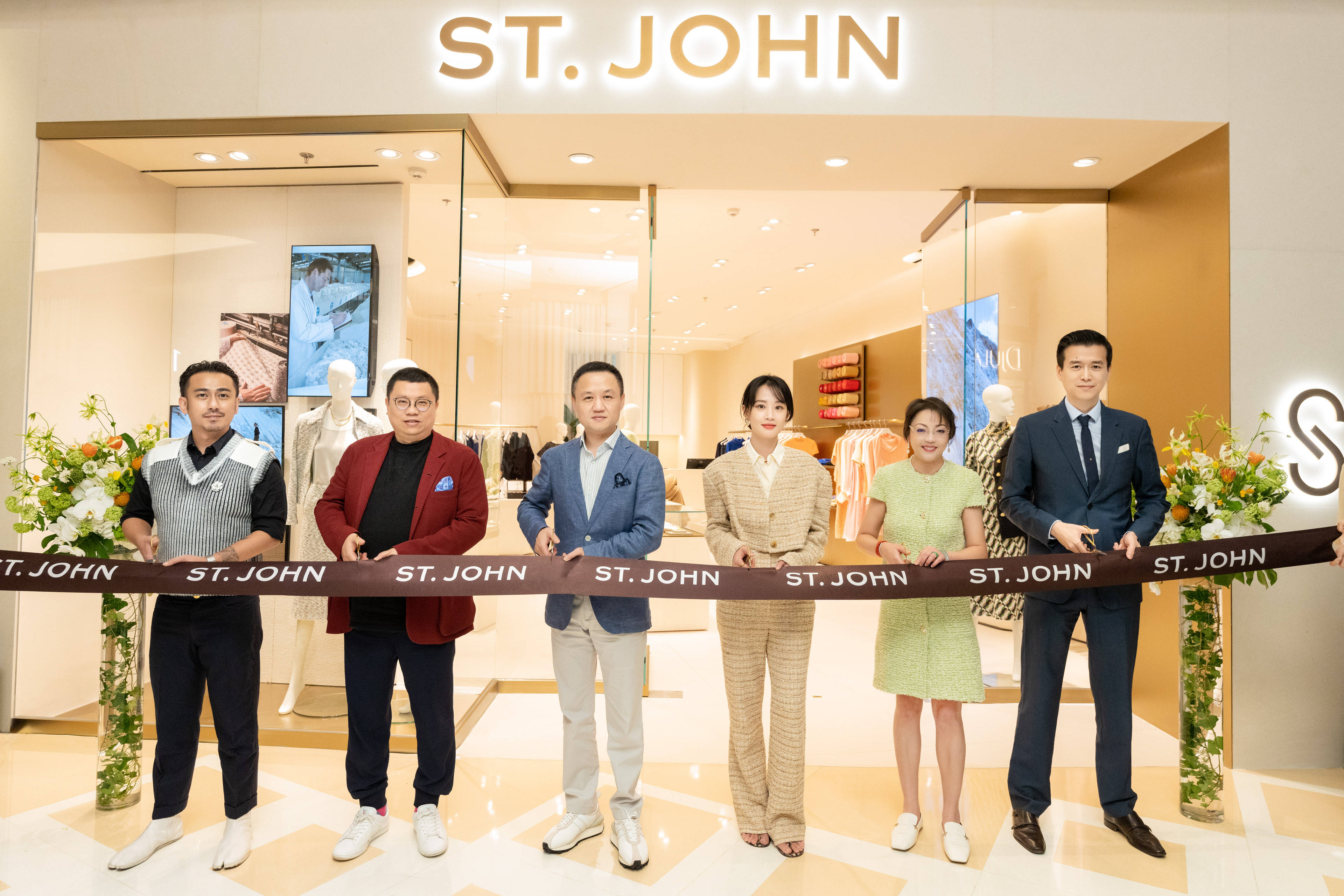 花呢|传承加州格调，织就优雅匠心 ST. JOHN上海外滩金融中心BFC精品店焕新揭幕