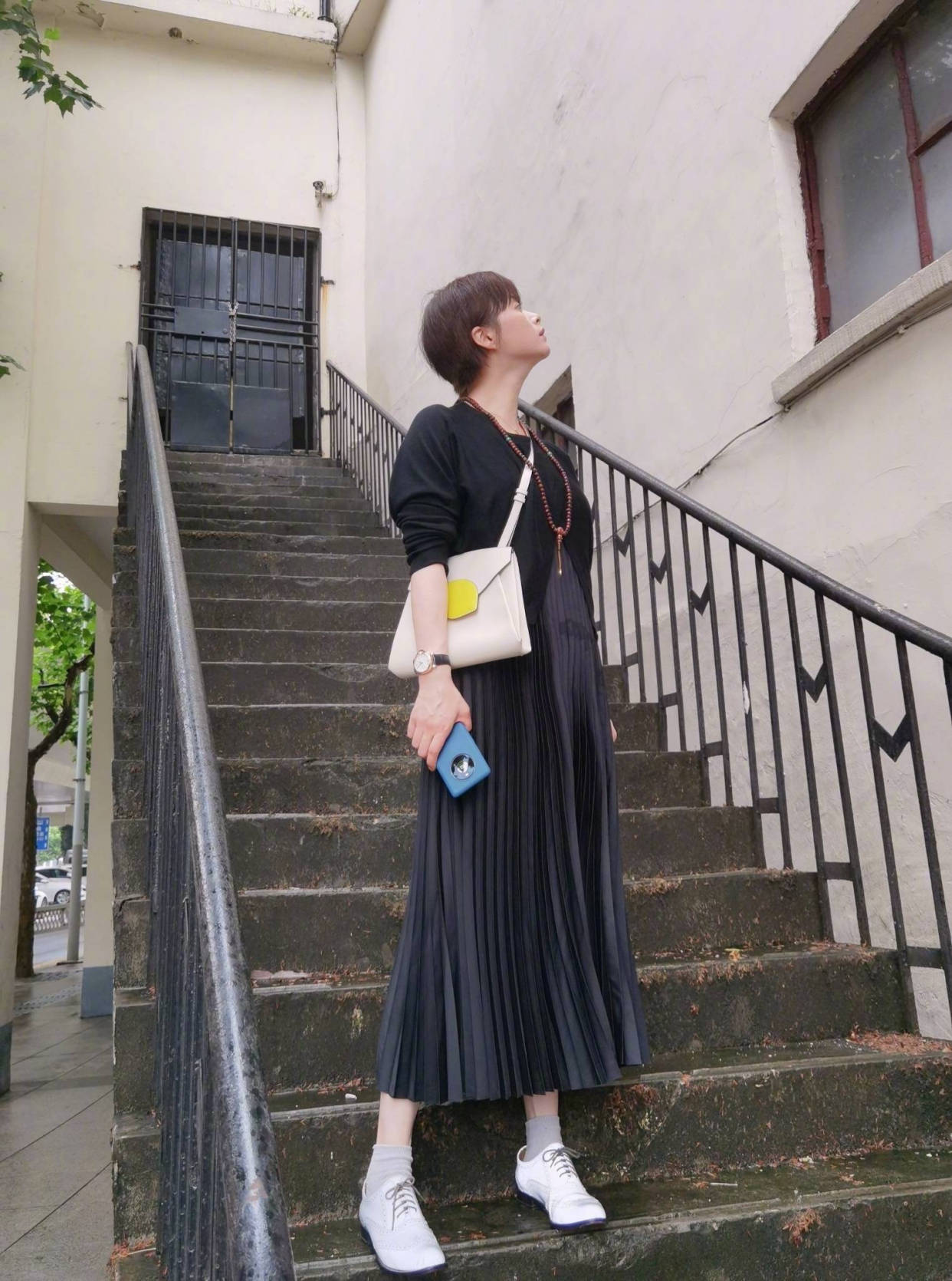 黑色|被蒋欣长发造型美到了!印花夹克配短裤下衣失踪,模样清纯又甜美