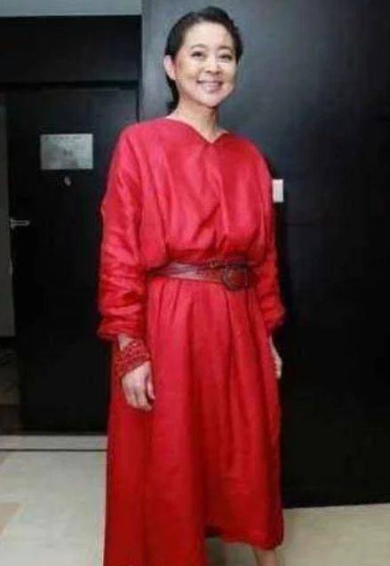 颜色|倪萍瘦下来连着年龄也瘦了,皱纹明显却依然迷人,让人哇塞!