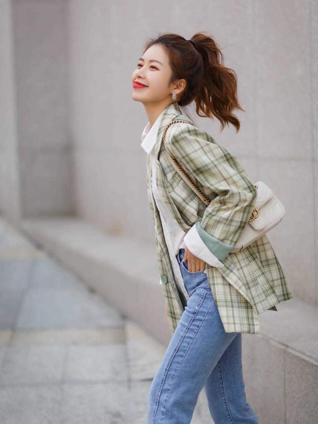 感觉|秋天不穿裙子也很浪漫，针织开始搭配牛仔裤优雅大气，高级时髦