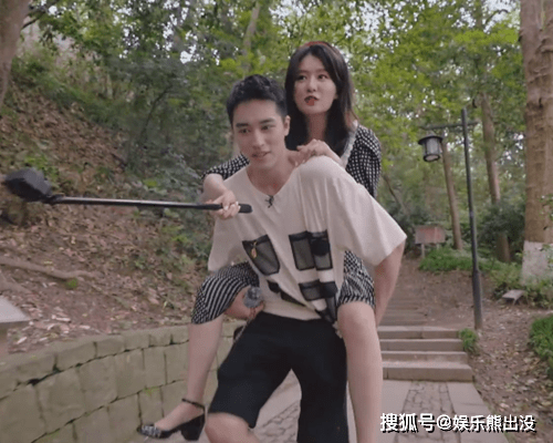 盒子|恋恋剧中人：许魏洲牵手乔欣，小鬼、吴宣仪有隔阂，差距有点大！