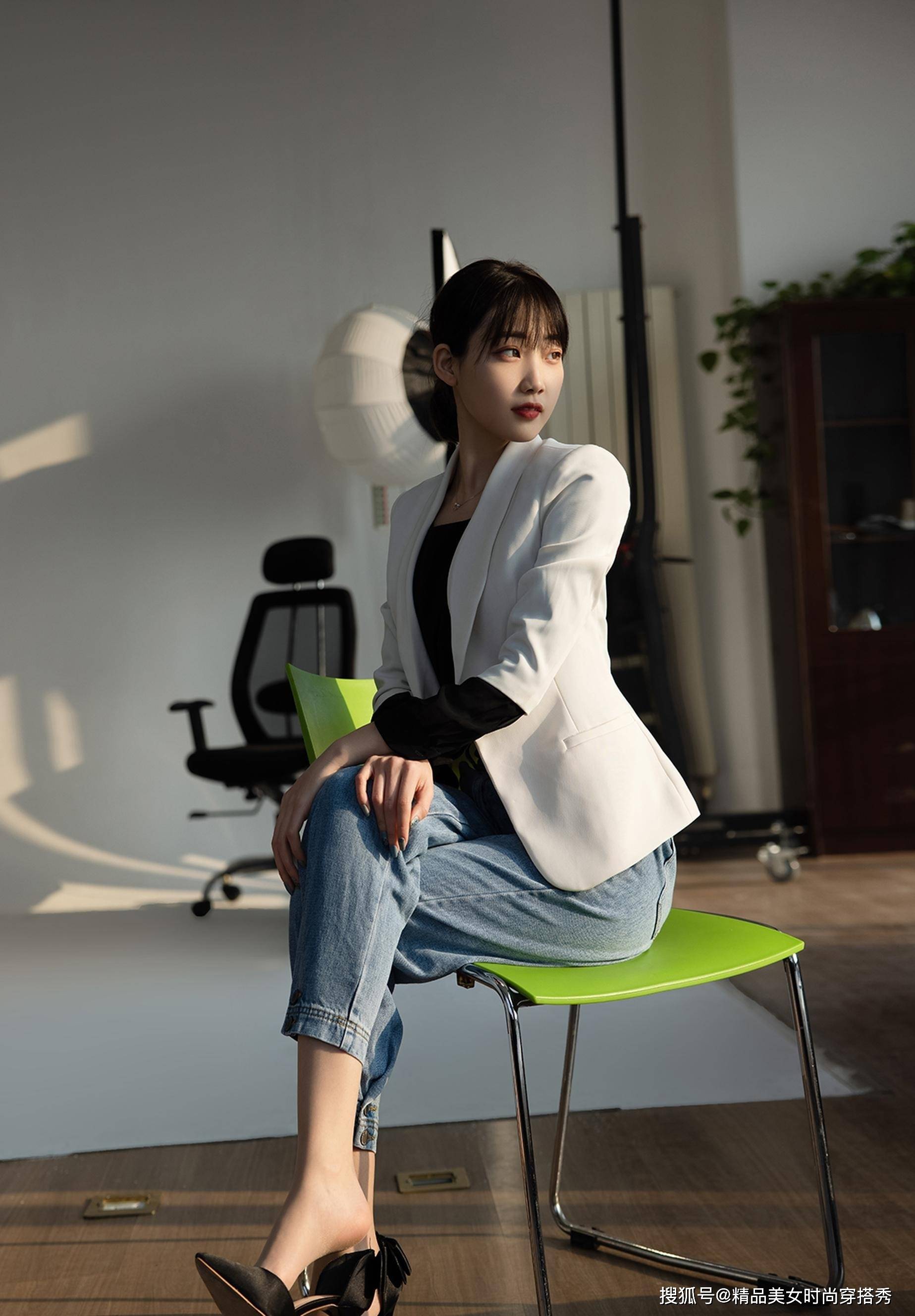 从容|干练的西装外套内搭黑色的衬衫，下搭收脚的牛仔裤，干练又帅气