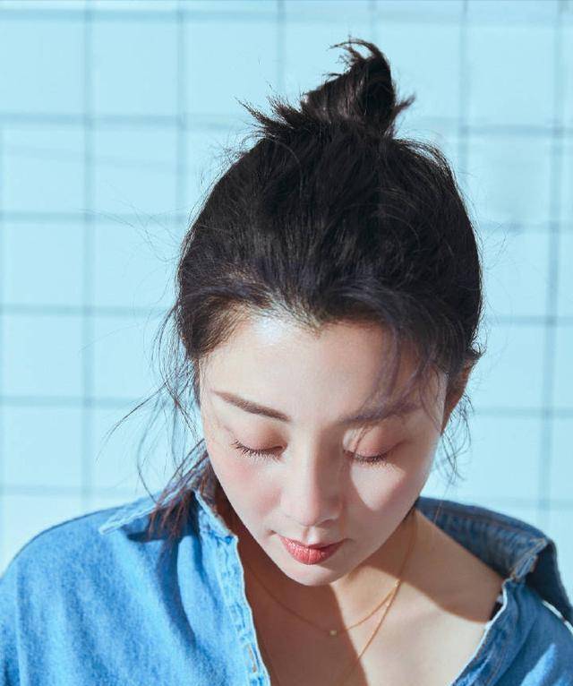 白点|殷桃也放开了，穿牛仔衬衣玩下衣失踪，还只扣一粒扣，高级又大气