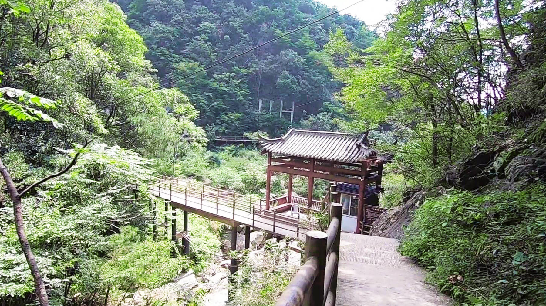 说的的确如此,事实上,天堂寨景区本身就有"小华山"的称号,到此旅游,多