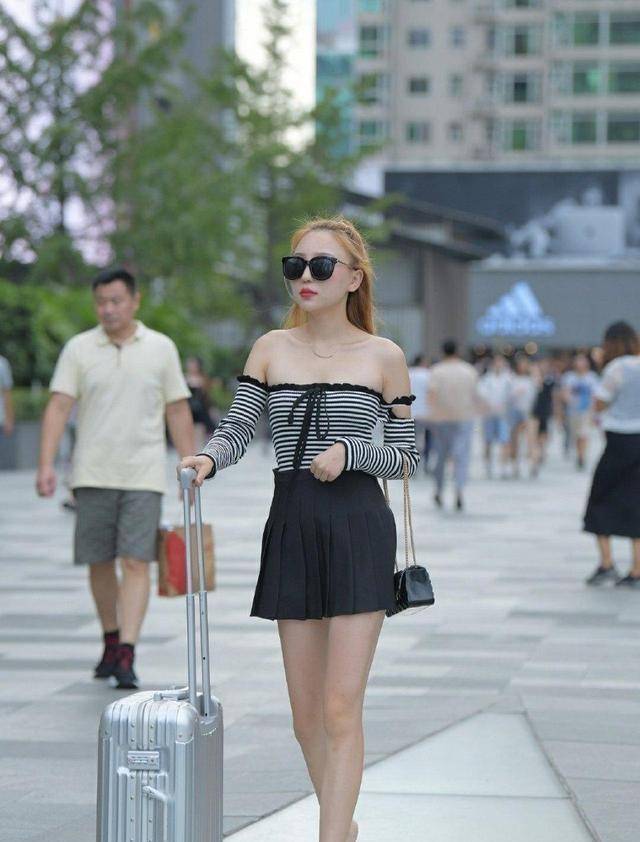 迷你裙|女生们都应该拥有一件吊带迷你裙,裙子是个不错的选择,简约靓丽!