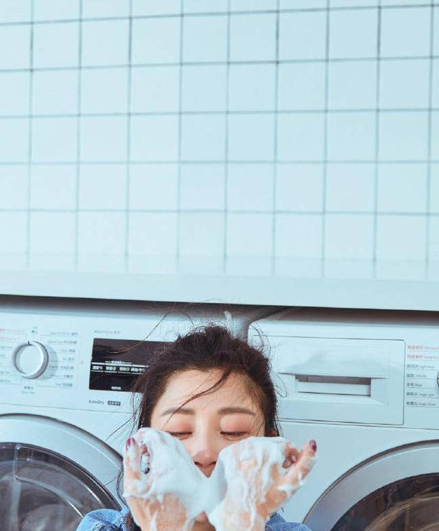 白点|殷桃也放开了，穿牛仔衬衣玩下衣失踪，还只扣一粒扣，高级又大气