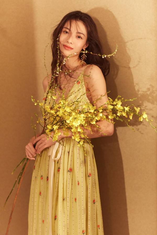 袜子|32岁沈梦辰少女感满满,裤脚塞进袜子中,却意外显得腿很长