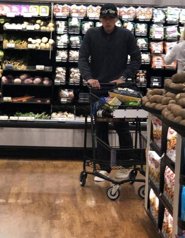 玄彬|38岁孙艺珍低调亮相,与玄彬穿黑色情侣装逛超市,郎才女貌太般配