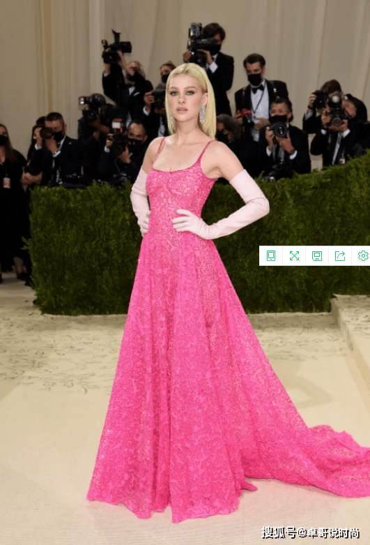 妮可拉|贝克汉姆长子，未婚妻一套粉裙，不比贝嫂？