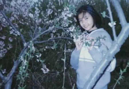 马路|高圆圆学生时期合照曝光，人群中一眼看到她，从小就是美人胚子