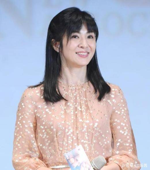 色调|47岁杨采妮天生“童颜脸”,穿粉裙子像青春少女,哪像阿姨辈的人