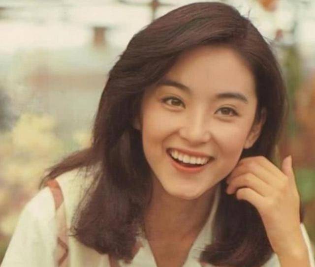 披肩|66岁林青霞真不服老，穿丝绒裙配皮草披肩贵气感十足，很有阔太范