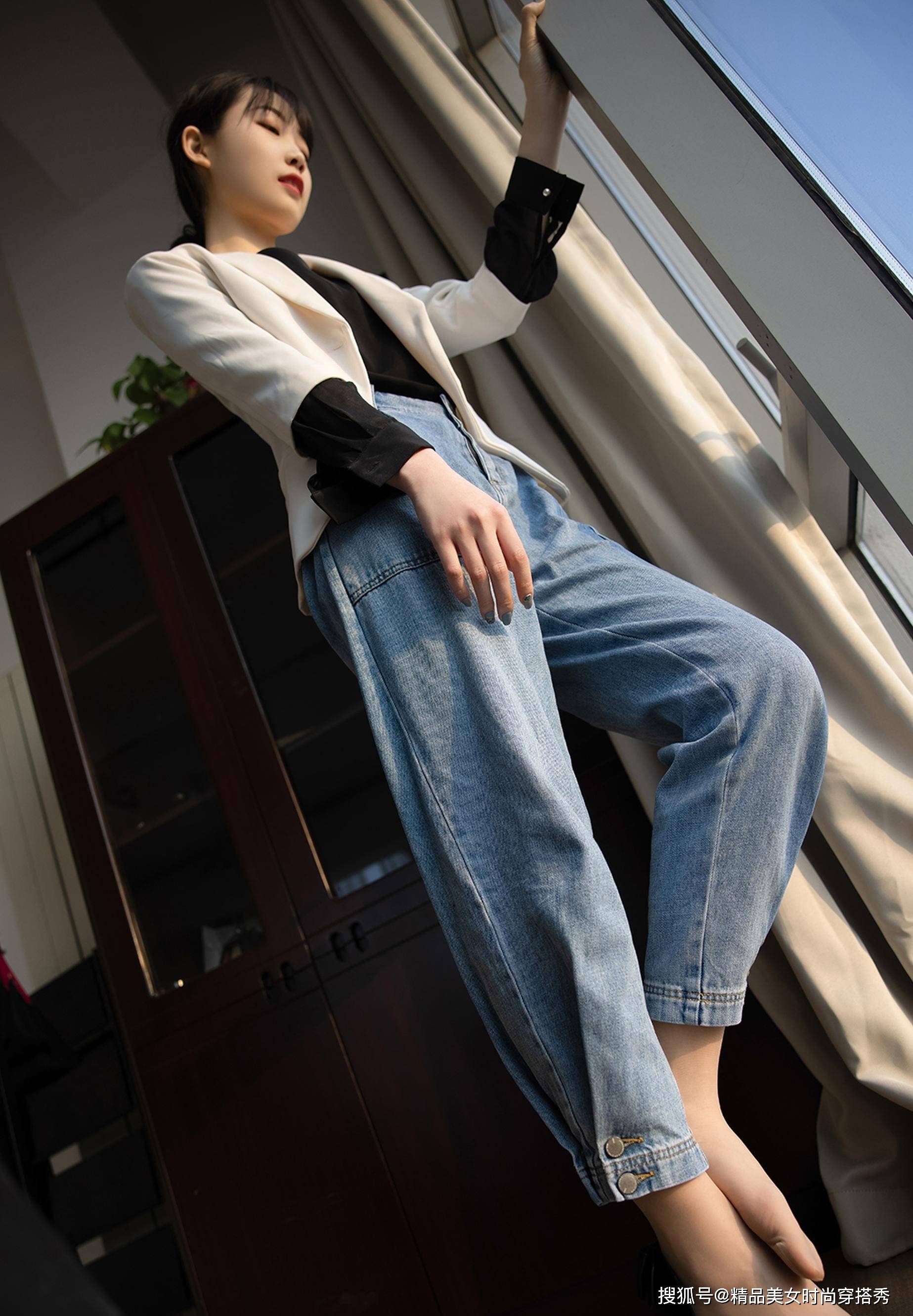 从容|干练的西装外套内搭黑色的衬衫，下搭收脚的牛仔裤，干练又帅气