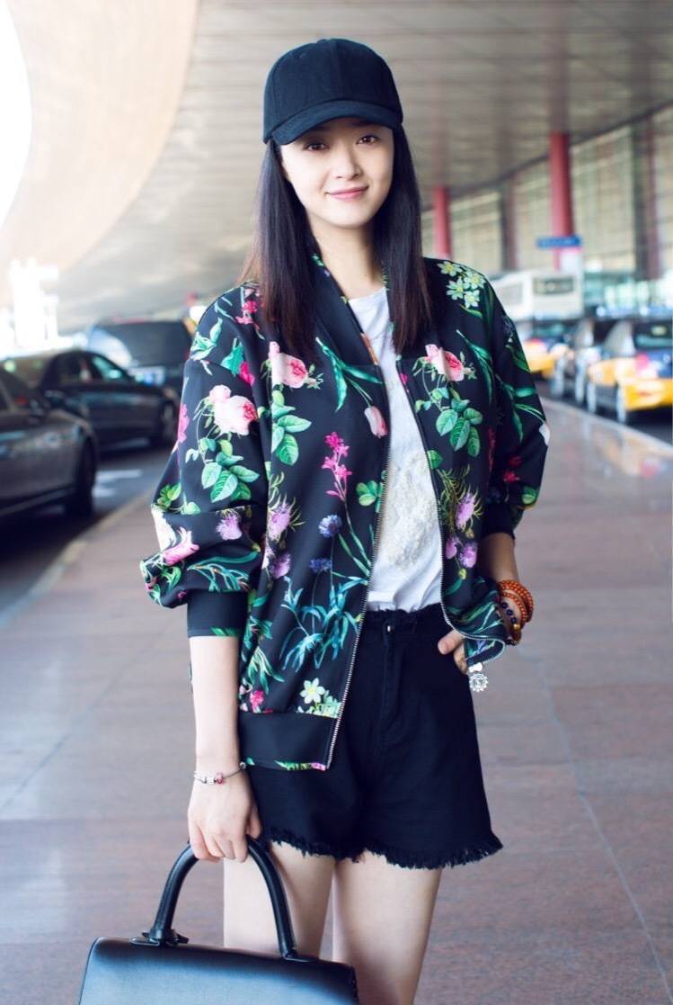 黑色|被蒋欣长发造型美到了!印花夹克配短裤下衣失踪,模样清纯又甜美