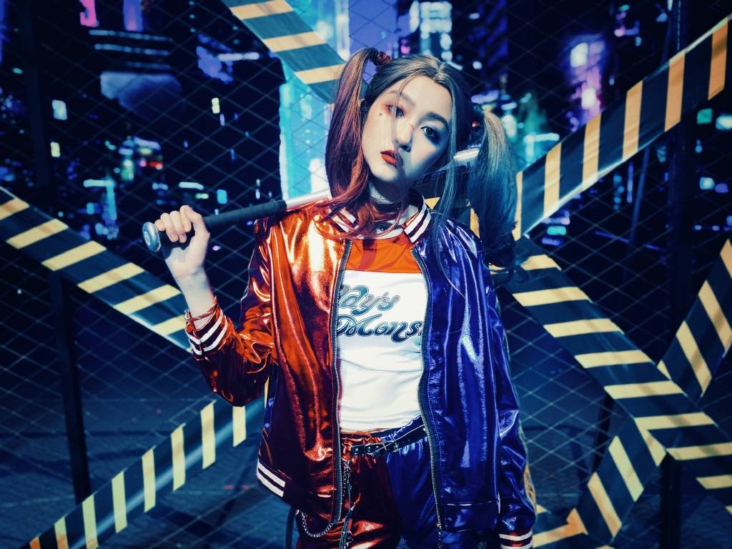 情趣|24岁关晓彤真大胆，穿机车夹克配“情趣袜”扮小丑，骑摩托太酷