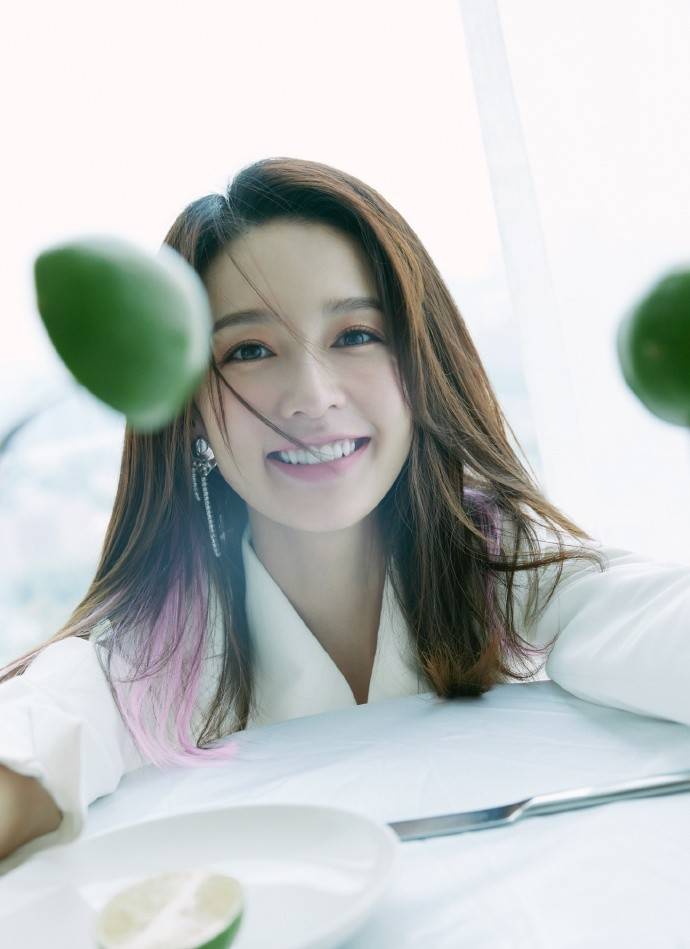 黑色|李沁真大胆，穿西装裤在大腿中段“截断”，别说，还真挺性感