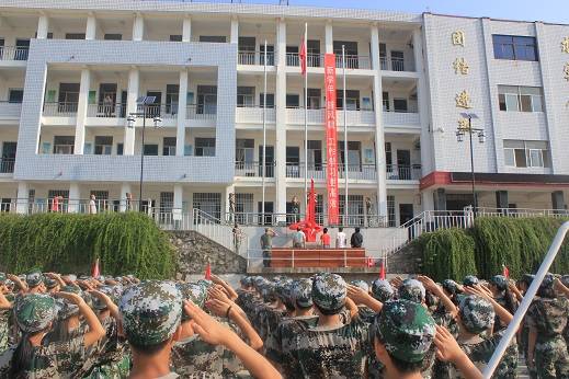 英山縣楊柳中學體驗軍人生活揚我青春風采