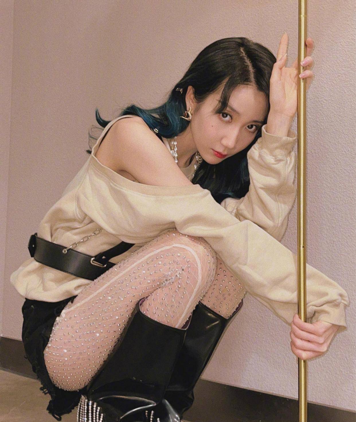 新造型|张柏芝新造型被赞！衬衣腋下被剪了两刀，不仅不难看，还很有潮范